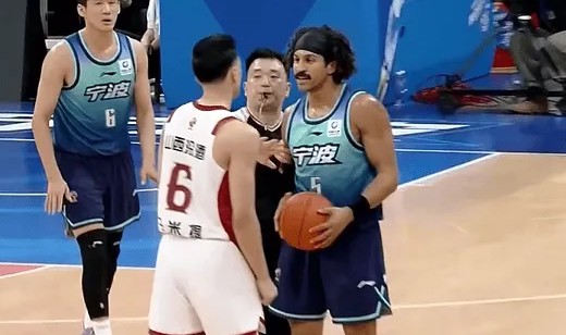 开云体育APP-杰克逊与于米提身体碰撞后发生小摩擦，双方领到技术犯规