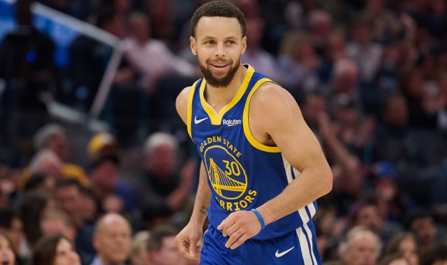 开云体育下载-针锋相对！库里底角晃飞防守进三分 维金斯三分造库里2犯&amp;3罚都有