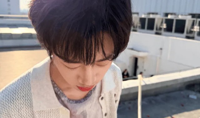 开云体育APP-JDG发布清融拍摄花絮：结束后主动和大家一起捡花瓣清理现场