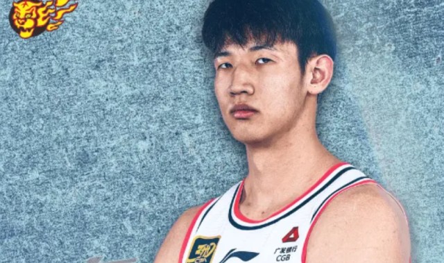 kaiyun.com-上海半场险胜广东！弗格+洛夫顿轰32分，萨姆纳+3小将齐爆死顶！